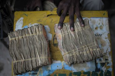 A money exchanger in Somalia. Photo: AU/UN IST / Stuart Price. CC0 1.0