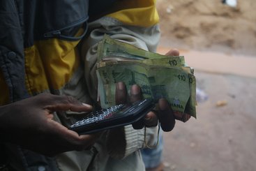 Border money changer, Ghana/Togo. Photo: BBC World Service CC-BY-NC-ND