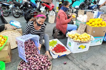 Fruit-sellers-in-the-market-Manila-768x576