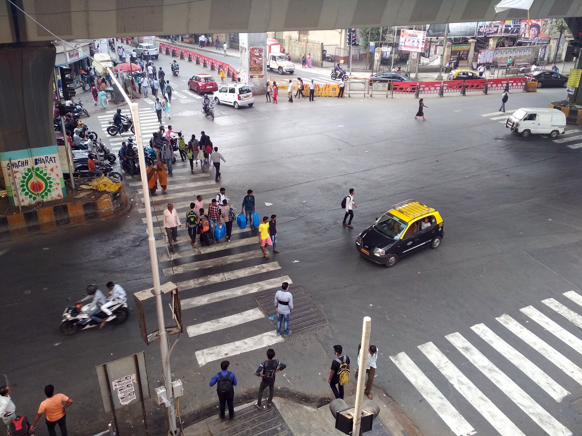 Pedestrians try to cross the Bharatmata Intersection in busy traffic in the Island City of Mumbai © Prasad Shekhar/WRI India, 2018
