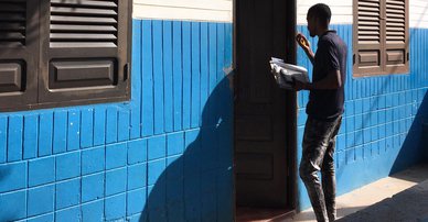 Field enumerator Patrick knocks on a door in Cabo Verde during the MIGNEX survey pilot. Photo: Jessica Hagen-Zanker/MIGNEX (CC-BY-NC)