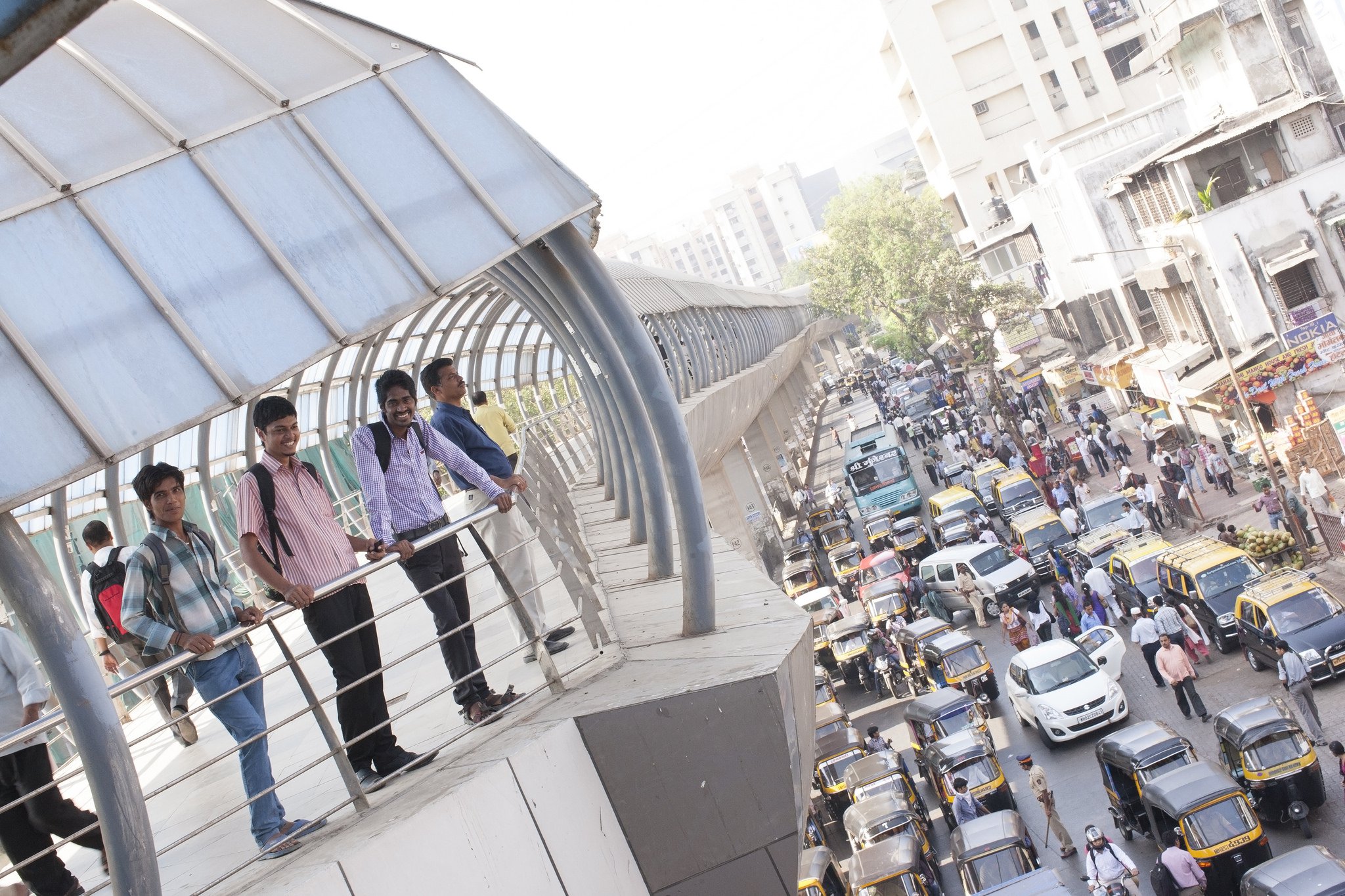 Men overlooking traffic and rickshaws in Mumbai. Photo: WRI