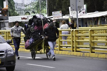 migrants-from-venezuela-at-rumichaca-bridge-2048x1365