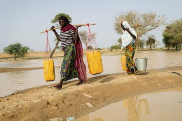 Women collect water in the Dosso region, Niger 