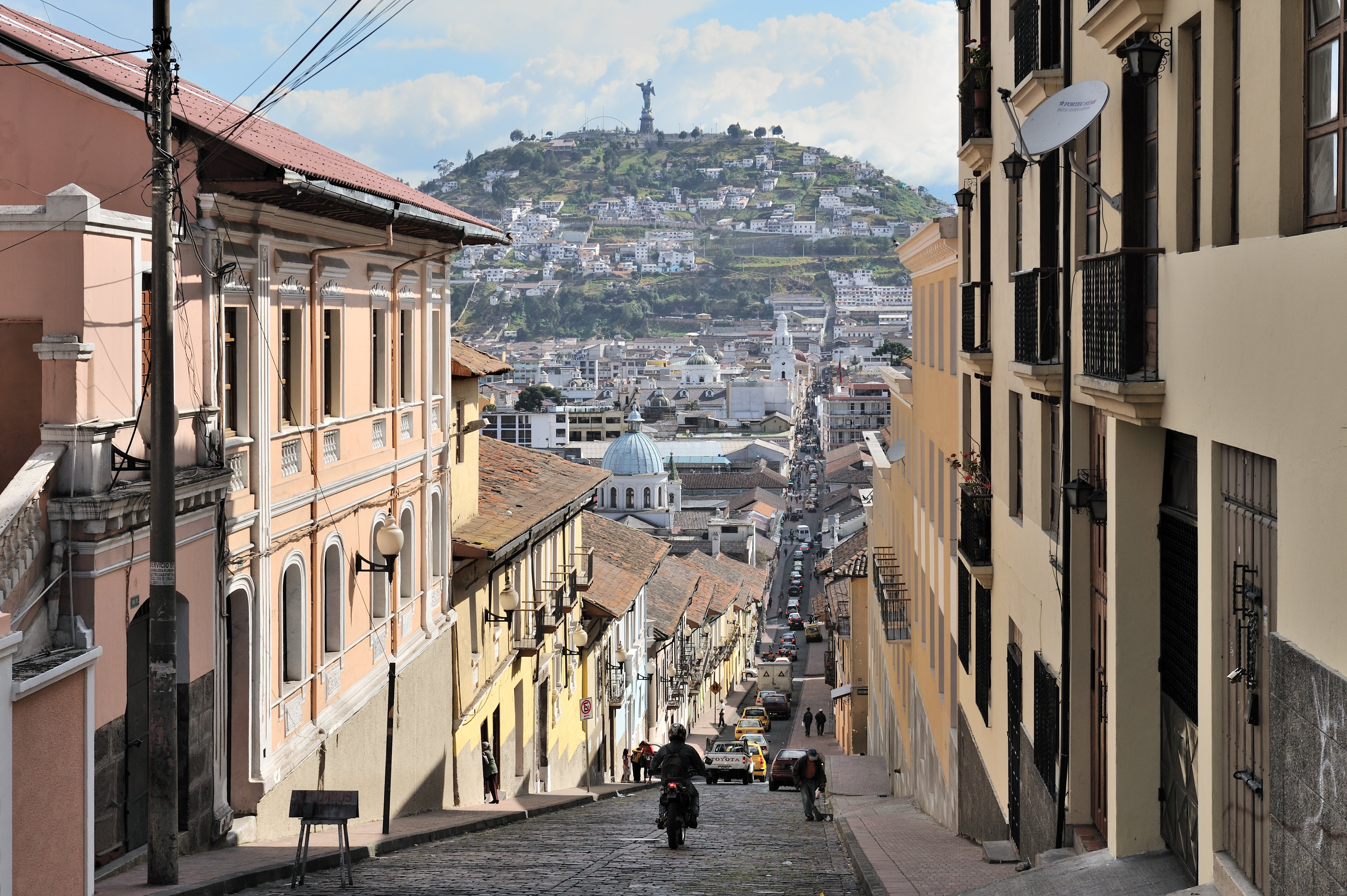 The El Panecillo hill seen from Quito's historic centre along the García Moreno street. Photo: Wikimedia Commons/Cayambe CC-BY-SA 3.0