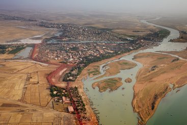 Niger river and Mopti, Central Mali. Demark/Shutterstock