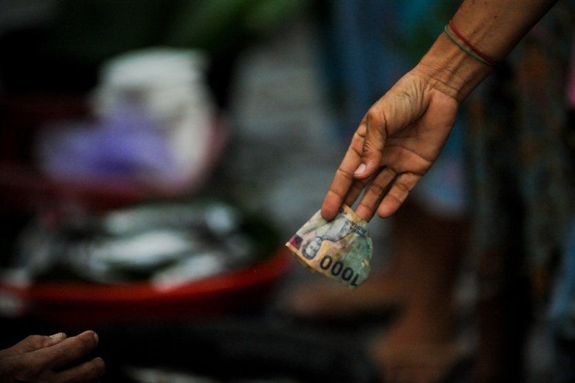Consumer pays for purchase in Indonesia, 2009. Photo: ADB, CC BY-NC-ND 2.0 